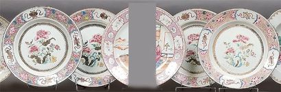 null CHINE - Quatre assiettes rondes décorées en émaux de la Famille Rose de chrysanthèmes...