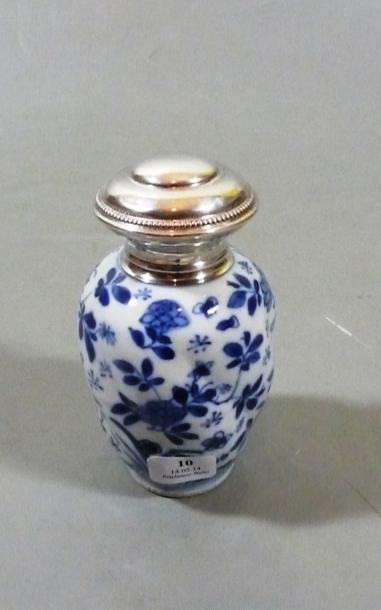 CHINE Petit vase décoré en bleu sous couverte de branches fleuries et feuillages....