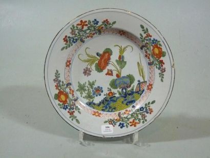 FAENZA Assiette ronde à décor floral polychrome. XVIIIè siècle. D. 24 cm.Egrenur...