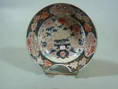 JAPON Plat à barbe rond décoré dans la palette imari de fleurs. XVIIIè siècle. Larg:...