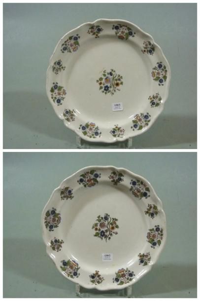 MOUSTIERS Paire d'assiettes à bord contourné à décor floral polychrome. XVIIIè siècle....