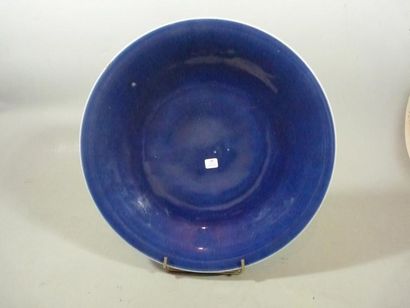 CHINE Plat rond à fond bleu monochrome. XIXè siècle. D. 41.5 cm