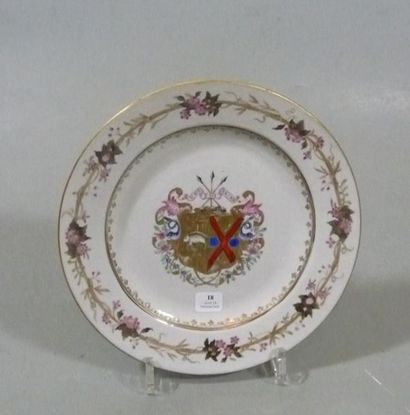 CHINE Assiette ronde décorée en émaux de la famille rose et or d'armoiries d'Alliance...