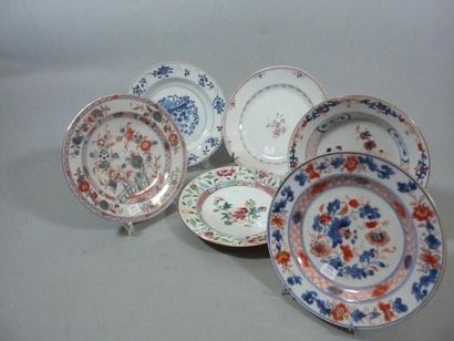CHINE Six assiettes rondes à décors floraux divers (imari, famille rose et bleu sous...