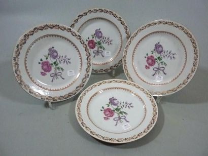 CHINE Suite de quatre assiettes rondes décorées en émaux de la famille rose de fleurs...