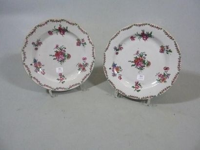 CHINE Paire d'assiettes rondes décorées en émaux de la famille rose de bouquets de...