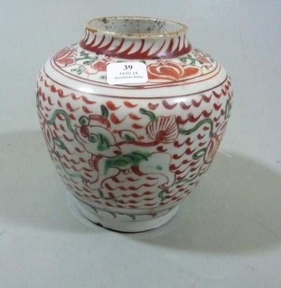 CHINE Petit vase balustre décoré en émauxWucaï en vert et rouge de chien FÔ jouant...