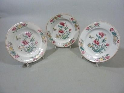 CHINE Trois assiettes rondes décorées en émaux de la famille rose de papillons, de...