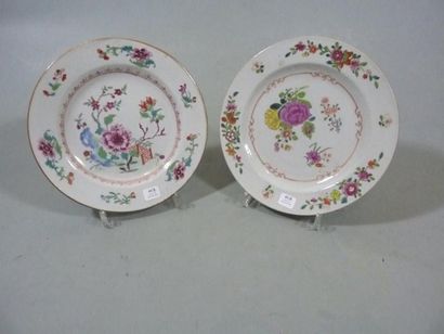 CHINE Deux assiettes rondes à décors floraux divers en émaux de la famille rose....