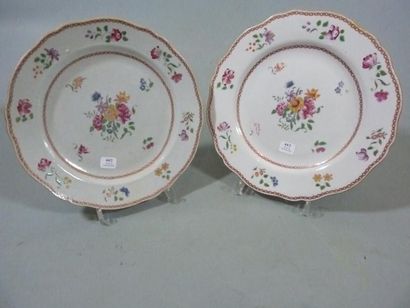 CHINE Paire d'assiettes à bordures contournées décorées en émaux de la famille rose...