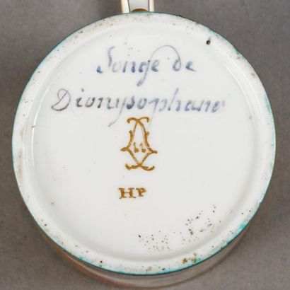 SÈVRES Gobelet litron et sa soucoupe en porcelaine tendre à décor polychrome sur...