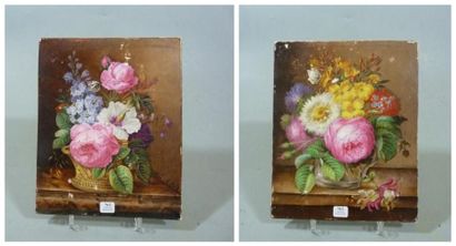 PARIS Deux plaques de porcelaine rectangulaires à décor peint d'un bouquet de fleurs...