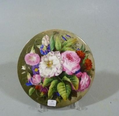 PARIS Plaque ronde en porcelaine à décor polychrome de bouquets de fleurs et feuillage,...