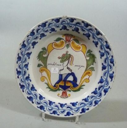 DELFT Plat rond à décor polychrome du buste de la princesse d'Orange de profil dans...