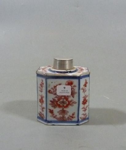 CHINE Boite à thé octogonale décorée dans la palette imari de fleurs. XVIIIè siècle....