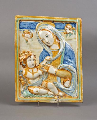 DERUTA Importante Plaque rectangulaire à décor polychrome et en relief d'une Vierge...