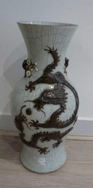 null Haut vase en céramique craquelée blanche à décor d'un dragon et volatiles en...