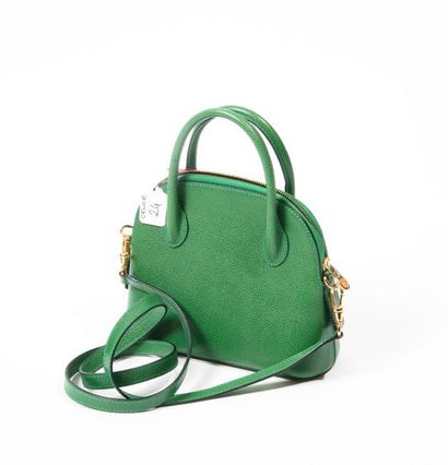 CELINE Petit sac en cuir grené vert reprenant la forme du sac Bolide de la maison...
