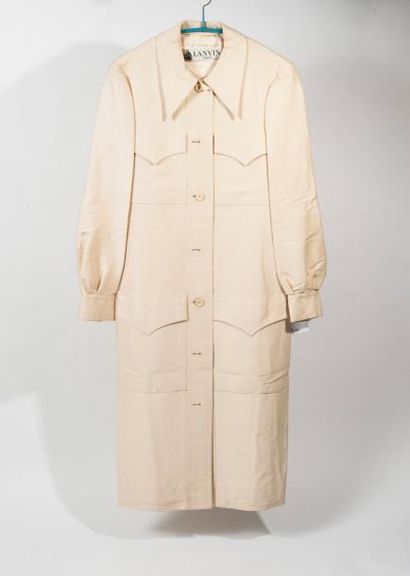 LANVIN circa 1968/1970 Robe manteau en reps de soie beige d'inspiration saharienne...