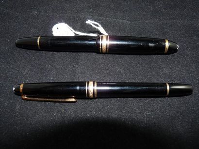 null Dans un étui en cuir marron Montblanc: deux stylos plume à encre en composition...