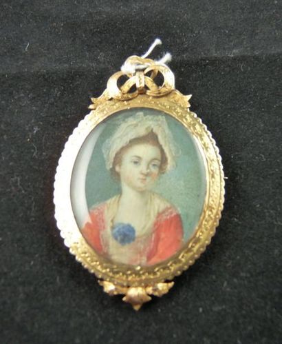 null Broche en or jaune gravé, ornée d'une miniature "portrait de jeune fille" sur...