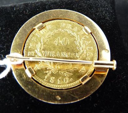 null Broche ronde en or jaune, ornée d'une pièce de 40 Francs or, 1810. Poids brut:...