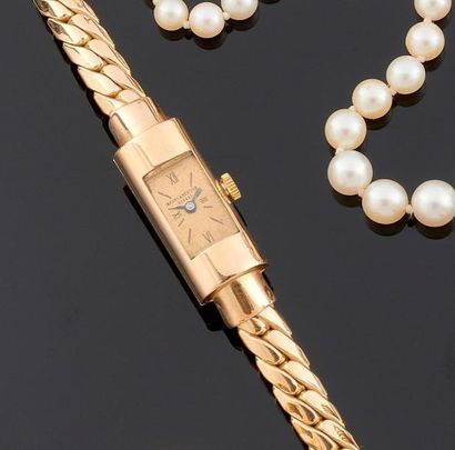 null Petite montre bracelet de dame, rectangulaire, en or jaune à mouvement mécanique....