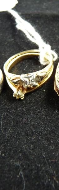 null Deux bagues en or ou or et platine, serties d'un diamant. Poids brut: 2,6 g...