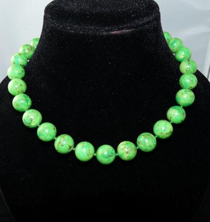 null Collier de boules de turquoise verte, le fermoir en argent. (Accidents). Poids...