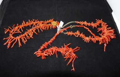 null Lot de trois colliers de branches de corail, les fermoirs en métal. (Accide...