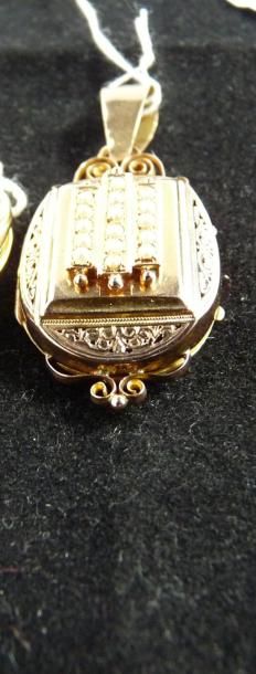 null Médaillon pendentif en or rose, serti de trois lignes de demi-perles. XIXe siècle....