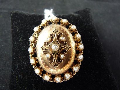 null Broche-pendentif en or jaune appliqué de demi-perles. XIXe siècle. (En partie...