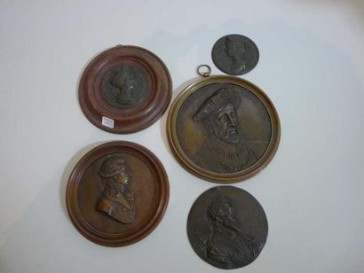 null "LOT DE cinq MEDAILLONS en bronze: ""Portraits d'hommes"" (Henri IV, Henri II...