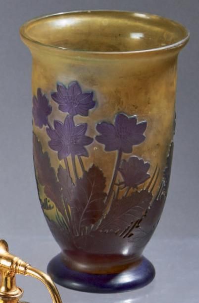 GALLE Vase cornet à col ourlé sur talon légèrement débordant. Epreuve en verre doublé...