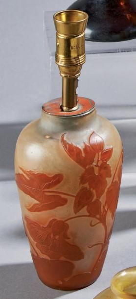 GALLE Vase ovoïde légèrement aplati à petit col annulaire, monté en lampe postérieurement...