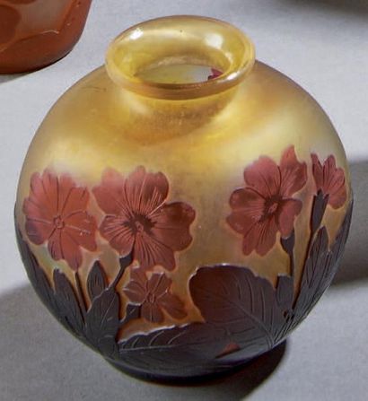 GALLE Vase à corps ovoïde carré épaulé et col ouvert. Epreuve en verre doublé marron...