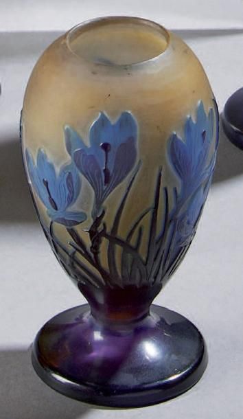GALLE Vase ovoïde sur piédouche. Epreuve en verre doublé bleu violacé sur fond jaune....