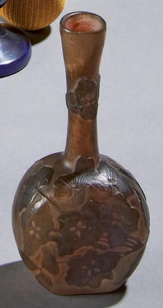GALLE Vase soliflore à base sphérique aplatie et long col conique ouvert. Epreuve...