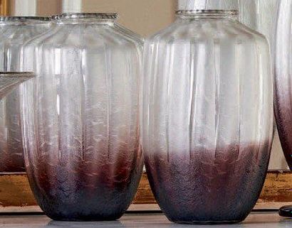 SCHNEIDER Paire de vases ovoïdes sur piédouche en verre blanc et violet à décor de...