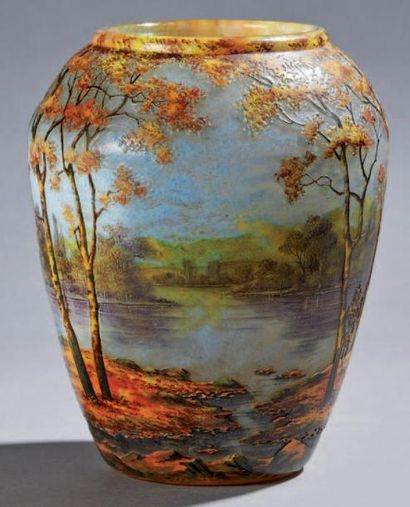 DAUM Vase ovoïde à petit col ourlé. Epreuve en verre blanc à décor de paysage lacustre...