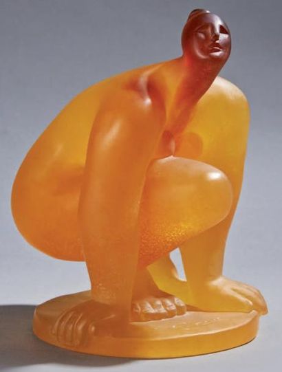 Catherine LORAIN (née en 1941) & DAUM Femme accroupie. Sculpture en pâte de verre...