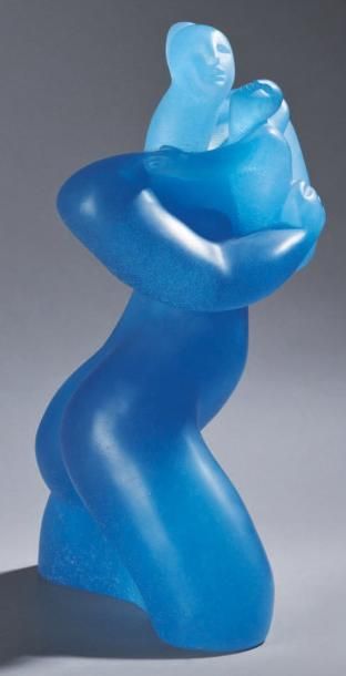 Catherine LORAIN (née en 1941) & DAUM Maternité. Sculpture en pâte de verre bleue....