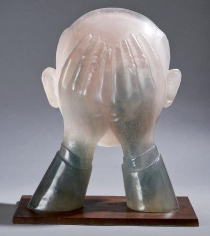 TOPOR Roland (1838-1997) & DAUM Les mains sales. Sculpture en pâte de verre blanche...