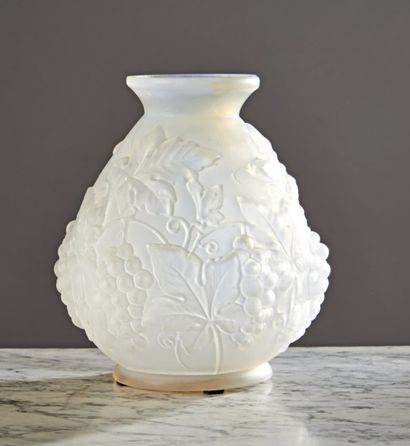 ETLING Vase «Pampres» à corps ovoïde épaulé et col ouvert sur talon annulaire. Epreuve...