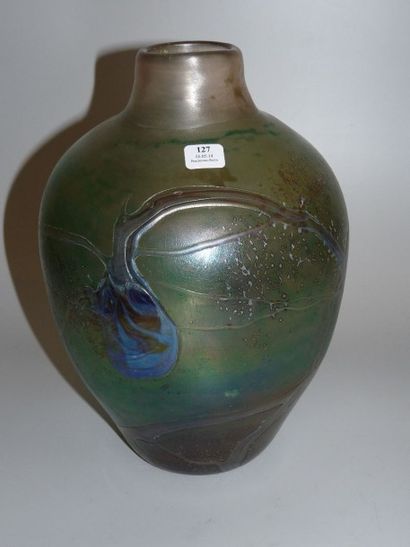 NOVARRO Vase ovoïde à corps épaulé et col cylindrique galbé. Epreuve en verre blanc...