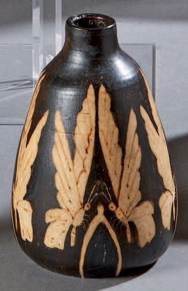 CIBOURE (Manufacture de) Vase ovoïde en grès à décor de libellules. Emaux brun, noir...