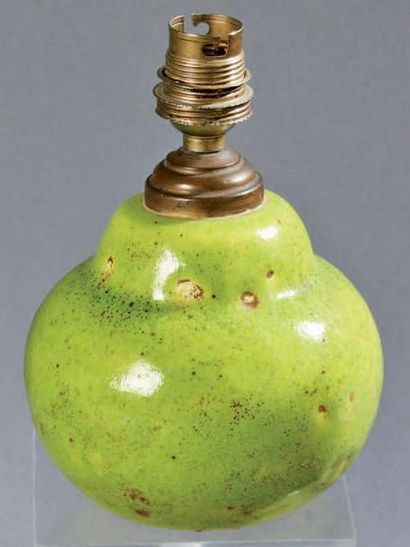 Lachenal Petit vase de forme boule à décor émaillé vert anis. Signé, adapté d'une...