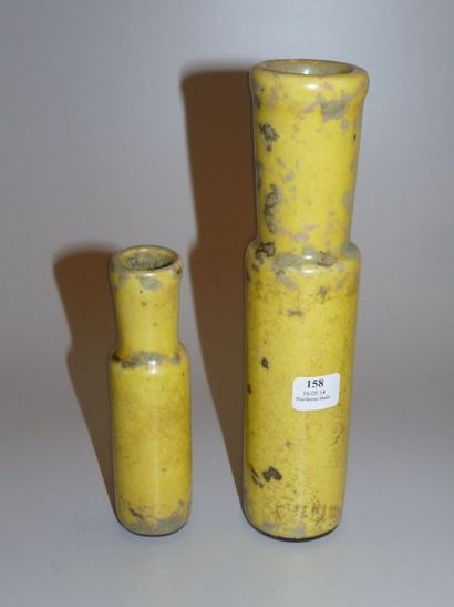 TRAVAIL FRANÇAIS 1930 Lot de deux vases en grès à corps cylindrique épaulé et col...