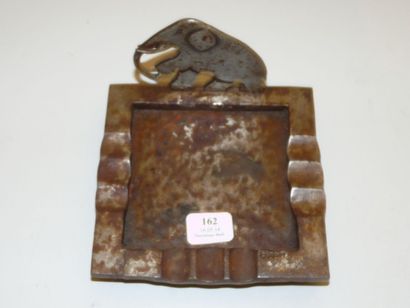 EDGAR BRANDT (1880-1960) Eléphant. Vide-poche en fer forgé à réceptacle carré et...