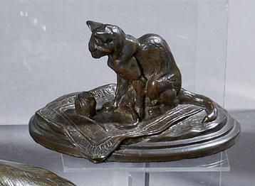 Emmanuel Fremiet (1824-1910) Chat à la pelote Epreuve en bronze à patine brune. Signée....